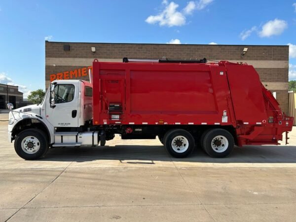L5942 - 2023 FREIGHTLINER M2 106 REAR LOADER - Image 4