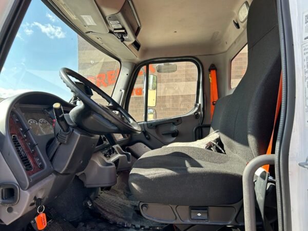 L5942 - 2023 FREIGHTLINER M2 106 REAR LOADER - Image 7