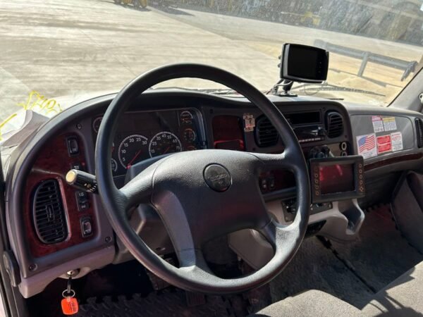 L5942 - 2023 FREIGHTLINER M2 106 REAR LOADER - Image 6