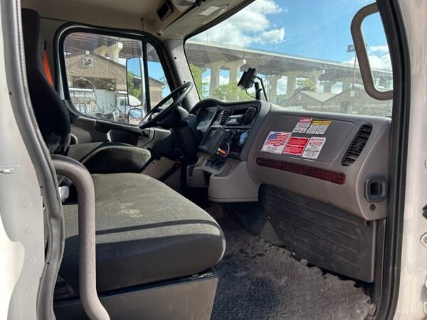 L5942 - 2023 FREIGHTLINER M2 106 REAR LOADER - Image 5