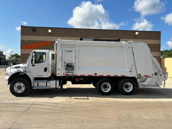 L5946 - 2023 FREIGHTLINER M2 106 REAR LOADER - Image 2