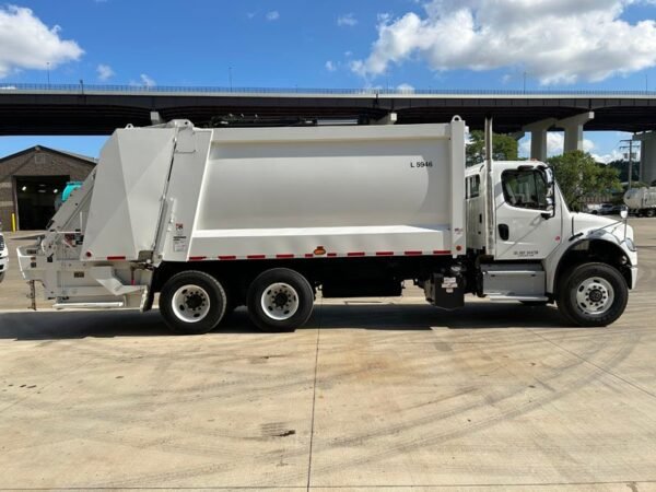 L5946 - 2023 FREIGHTLINER M2 106 REAR LOADER - Image 5