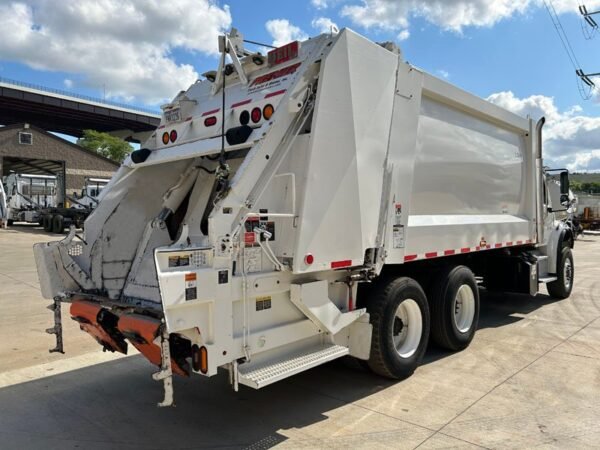 L5946 - 2023 FREIGHTLINER M2 106 REAR LOADER - Image 6