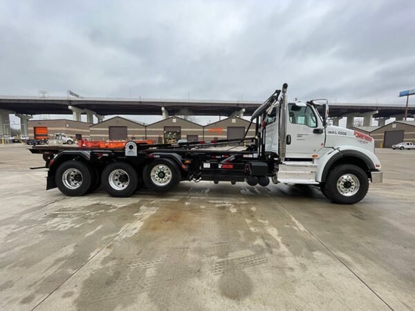 L6508 - 2024 INTERNATIONAL HX620 ROLL OFF TRUCK - Image 4