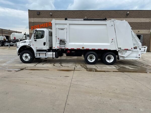 L6062 - 2023 FREIGHTLINER M2 106 REAR LOADER - Image 5