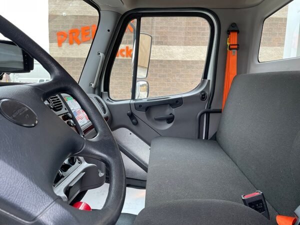 L6062 - 2023 FREIGHTLINER M2 106 REAR LOADER - Image 3