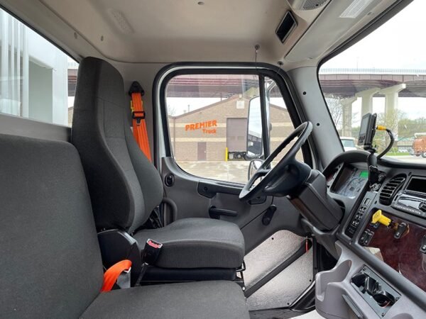 L6062 - 2023 FREIGHTLINER M2 106 REAR LOADER - Image 4